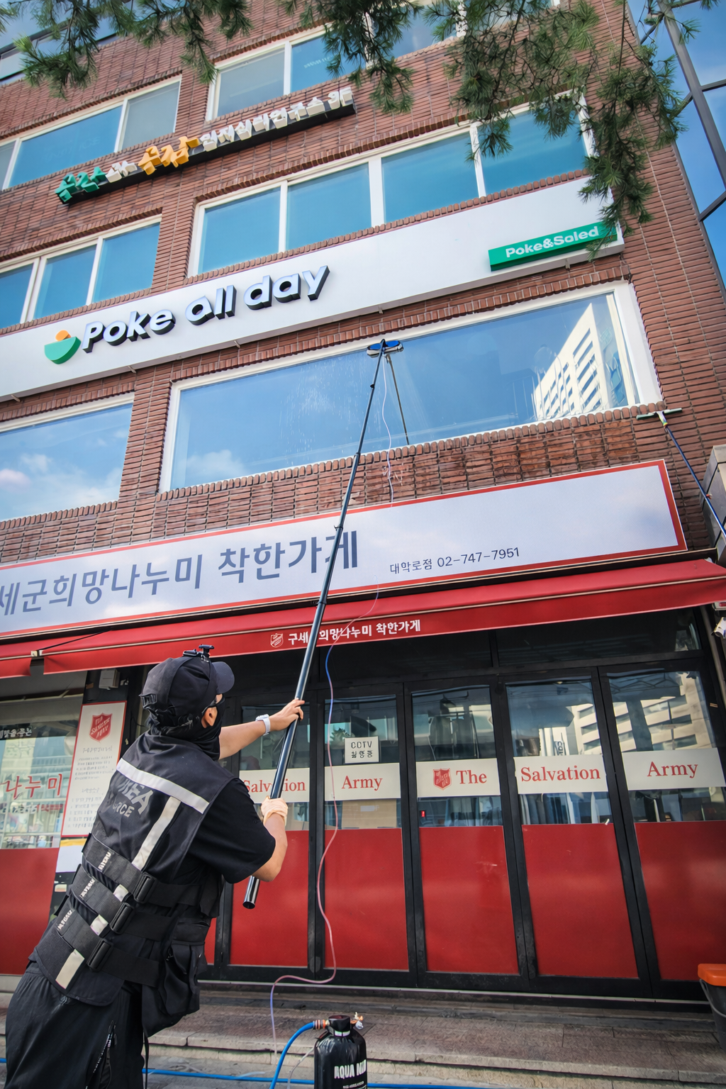 수원 자동차 전시장 출입문 유리 프레임 가장자리 세척 07